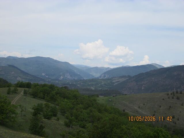 U daljini levo Mokrogorski Stolac, kanjon Belog Rzava i vrhovi Tare Kršanjska glava i Tusto brdo.